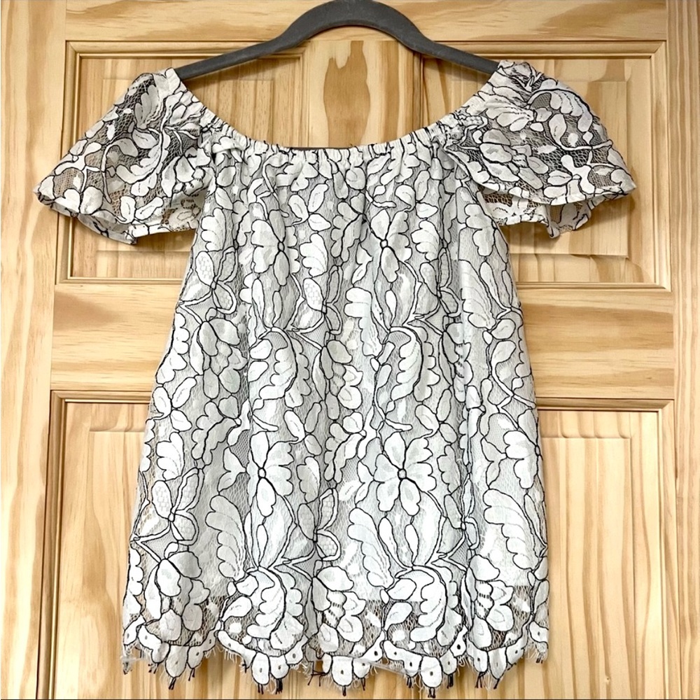 Lumiere Lace Off-the-shoulder Top Blouse Scallop hem/sleeve